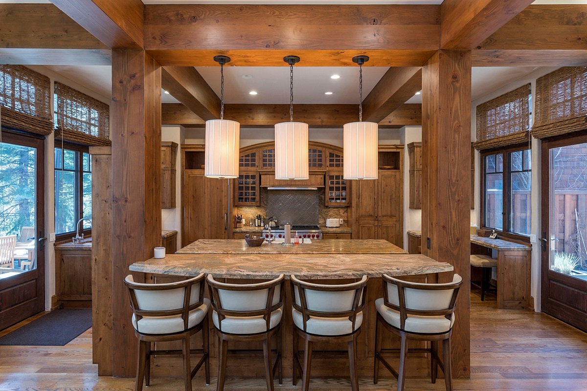 Spacious kitchen with counter seating for 4