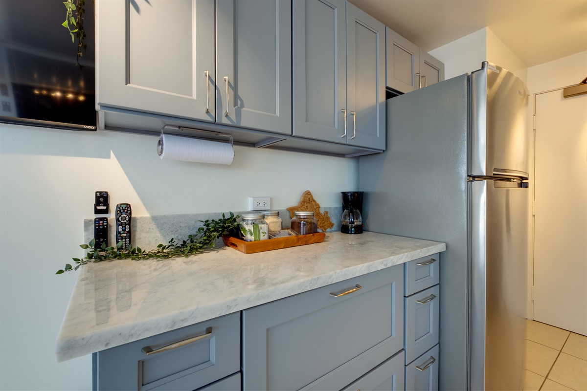Enjoy the convenience of a fully equipped kitchenette designed for island living. With modern cabinetry, stainless-steel appliances, and thoughtful touches, this Waikīkī retreat lets you start each day with fresh coffee and end it with the taste of aloha.