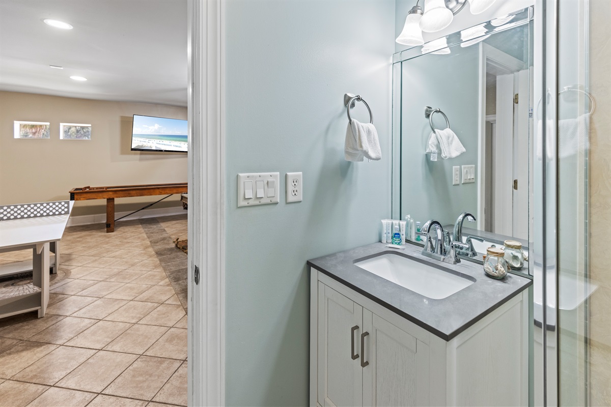 Bathroom (1st Floor)