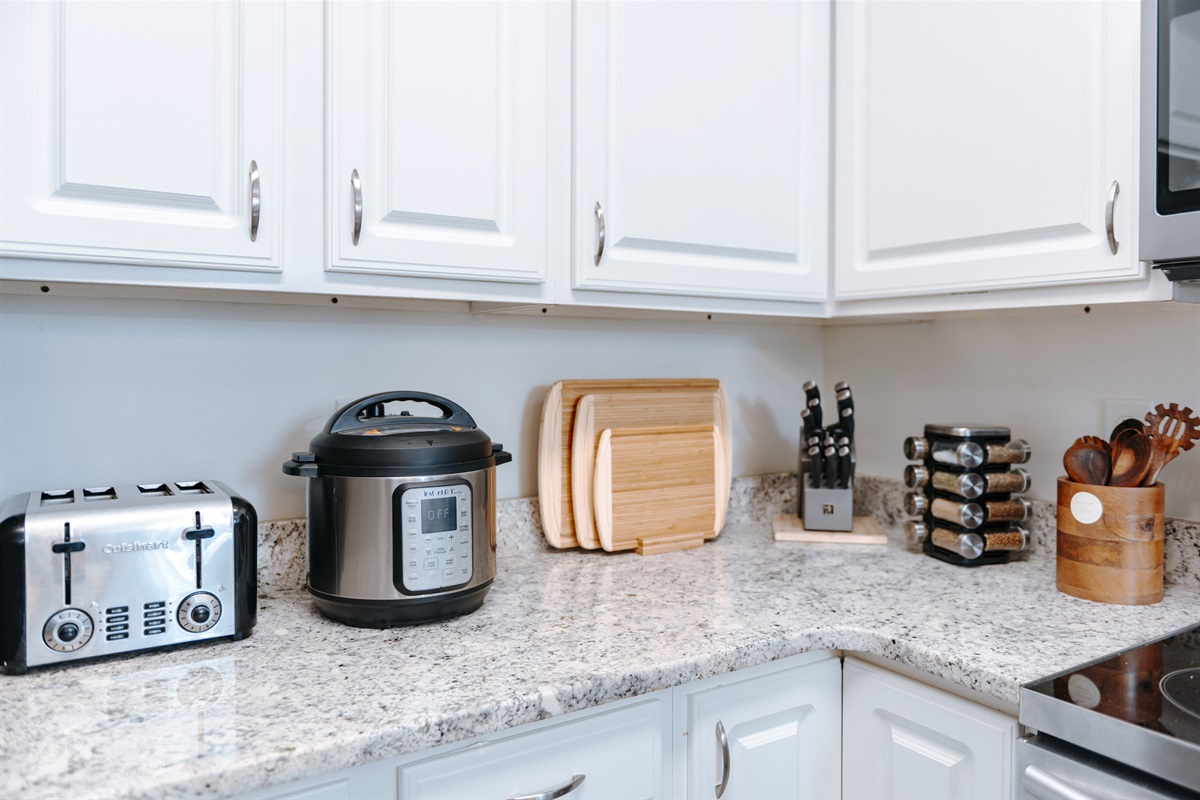 [Kitchen] Experience culinary convenience like never before! From quick breakfast to gourmet dinners, we've got you covered with our fully-equipped kitchen. Toasters, Instant Pot, knives, and spices await to elevate your stay. 