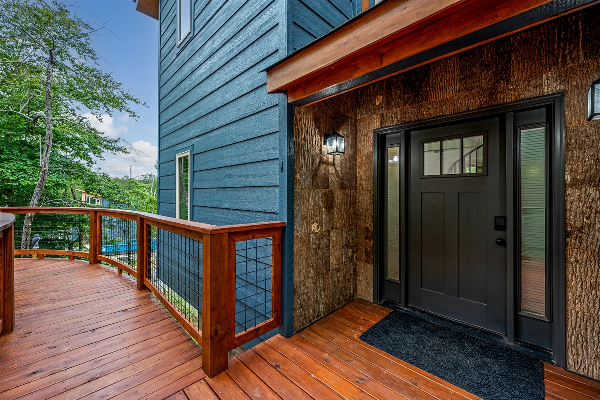 5-minute drive to Dollywood - road is not pedestrian-friendly, but you're close enough to easily pop back for afternoon breaks, wardrobe changes, or rest time. 