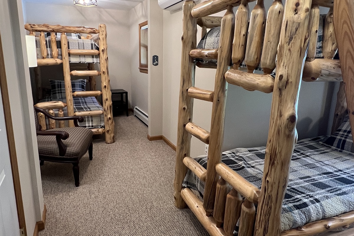 Bunk room with 2 bunk beds