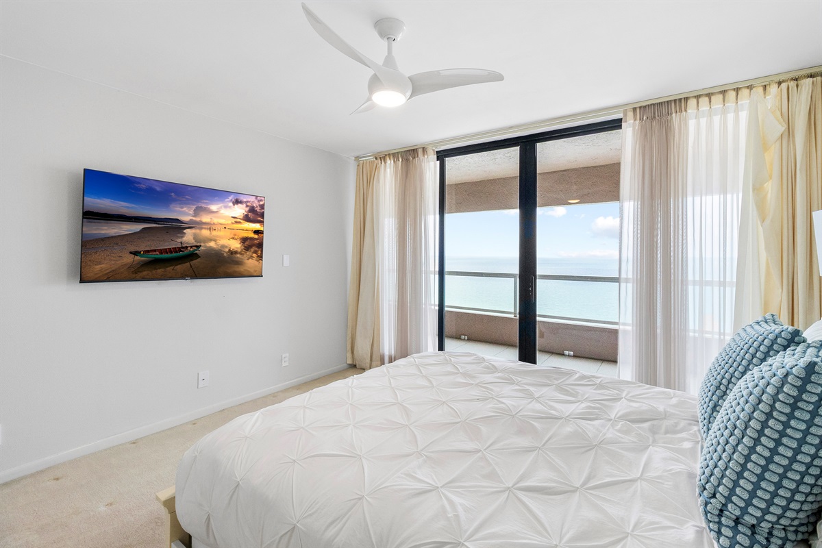 Bedroom 2, Queen size bed, ensuite bath, access to beachfront balcony