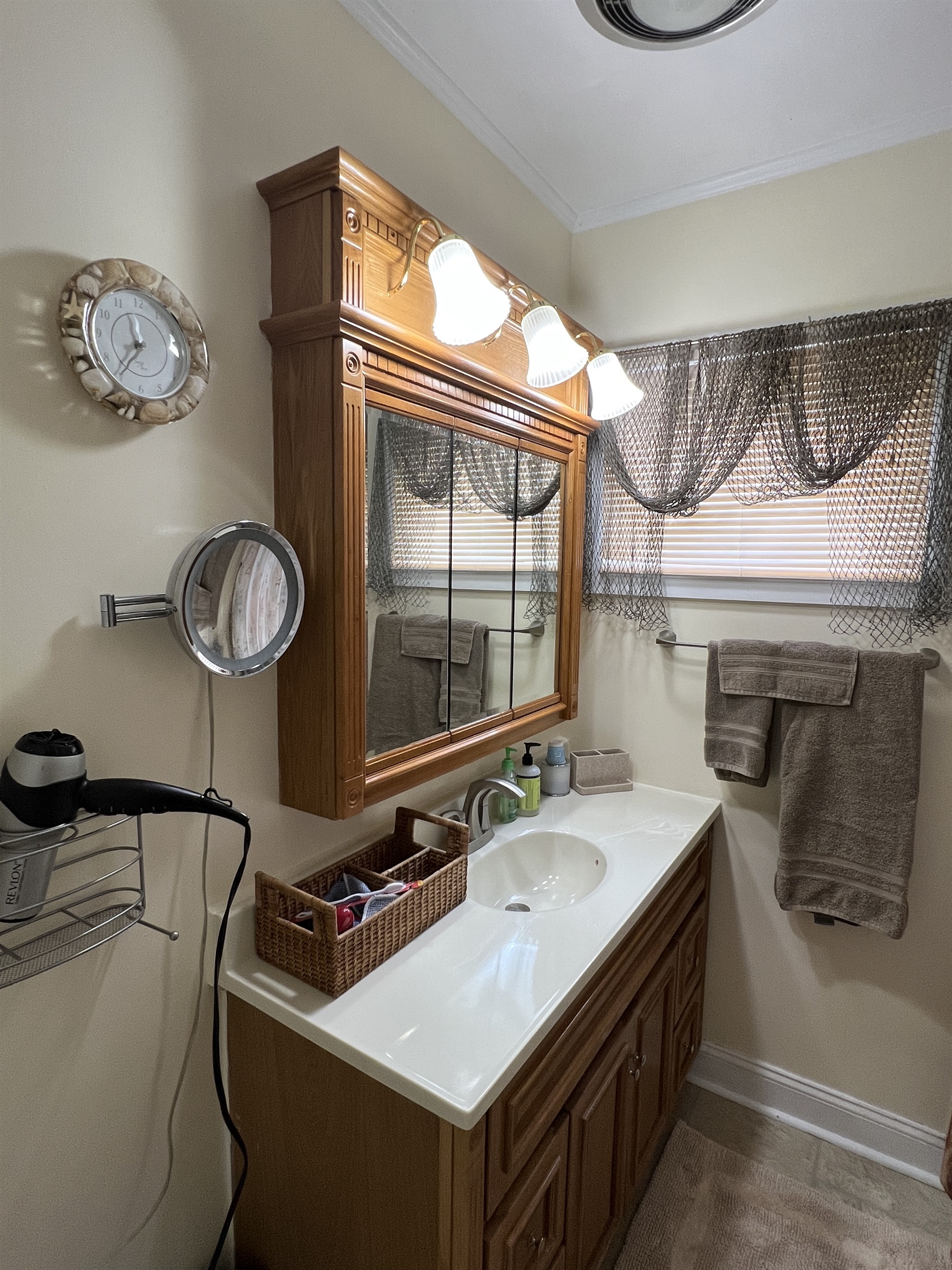King bedroom ensuite bath w/ tub/shower