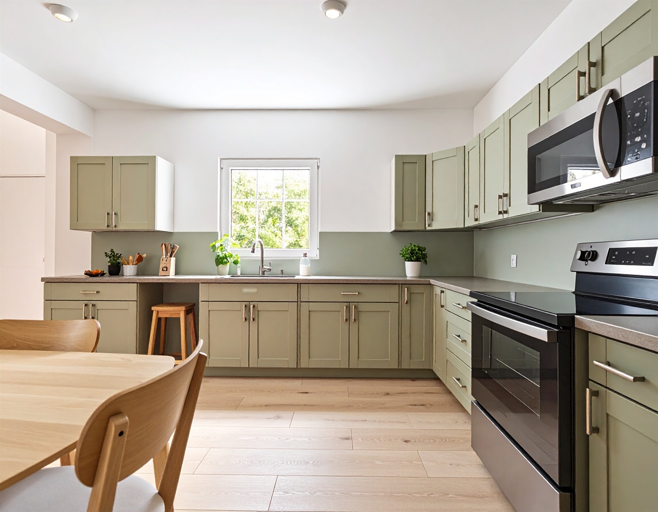 full kitchen with dining seats for 11+ | Representative Interior. Décor / Finishes May Vary.