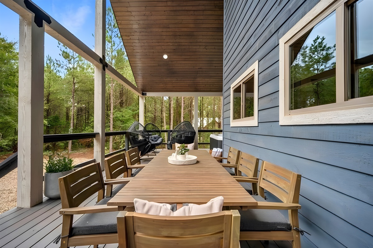 Sharing a meal outdoors feels extra memorable at this spacious dining table surrounded by nature.