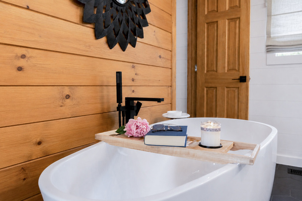 Sink into this deep soaking tub and feel your stress melt away while staring at the beautiful mountain and pasture views.