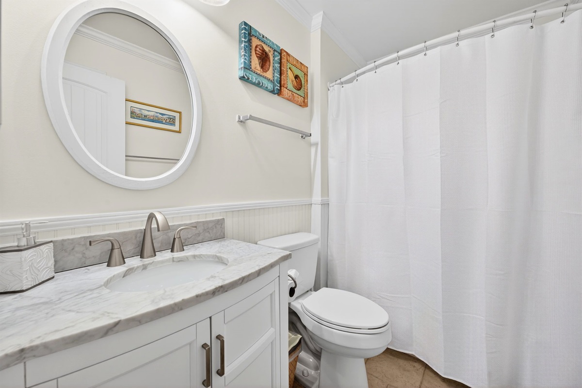 Shared hall bath  | Seaside Cottage | IOP Escapes | 31 Twin Oaks, Isle of Palms, SC