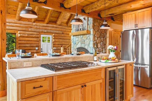 Fully equipped kitchen with dining table for the whole group.