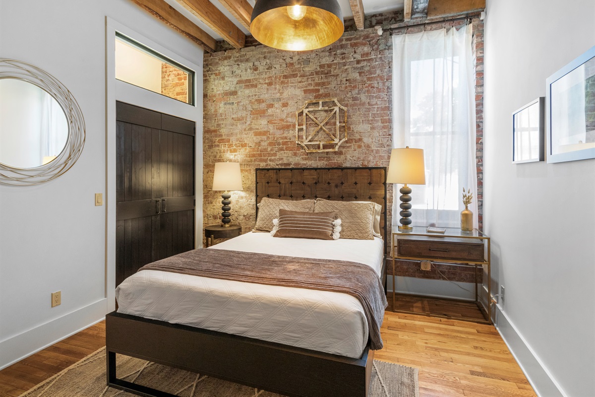 Guest room with queen bed