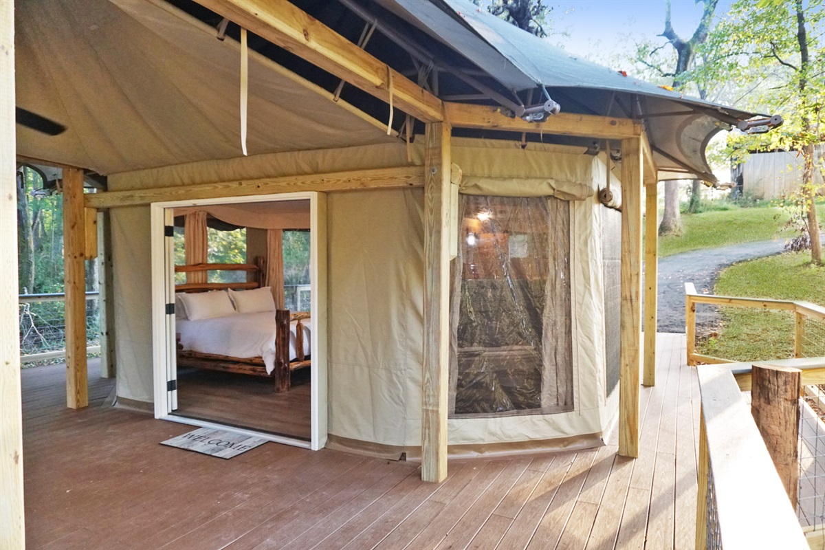 Safari Tent: Experience glamping with a stunning view and rustic charm just steps from nature!