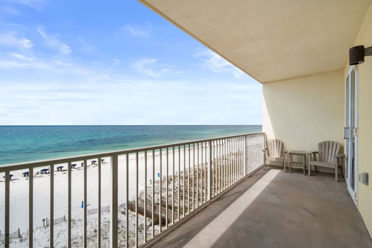 Living room/Primary balcony