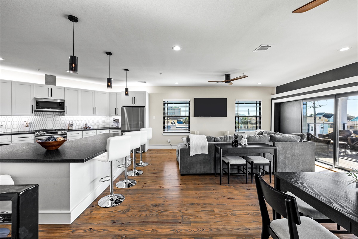 Living Area: Bright and stylish space with great views, perfect for gatherings or relaxation!