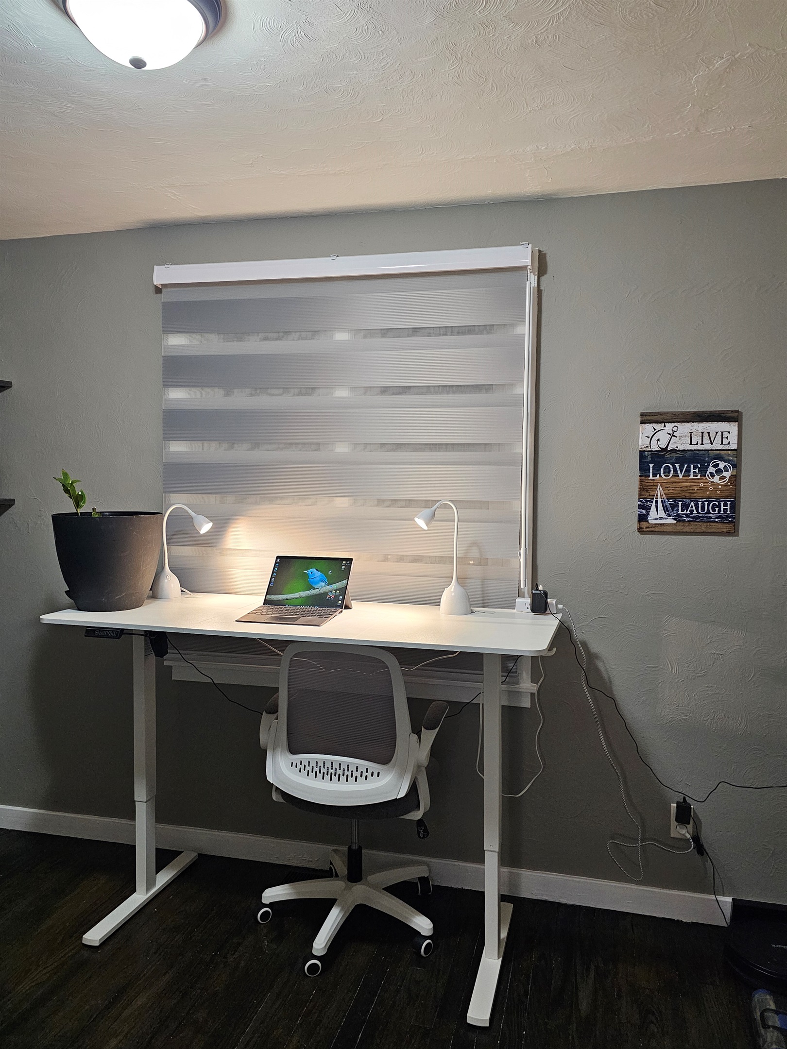 Standing or sitting? Our adjustable desk allows you to raise or lower the desk with the push of a button.