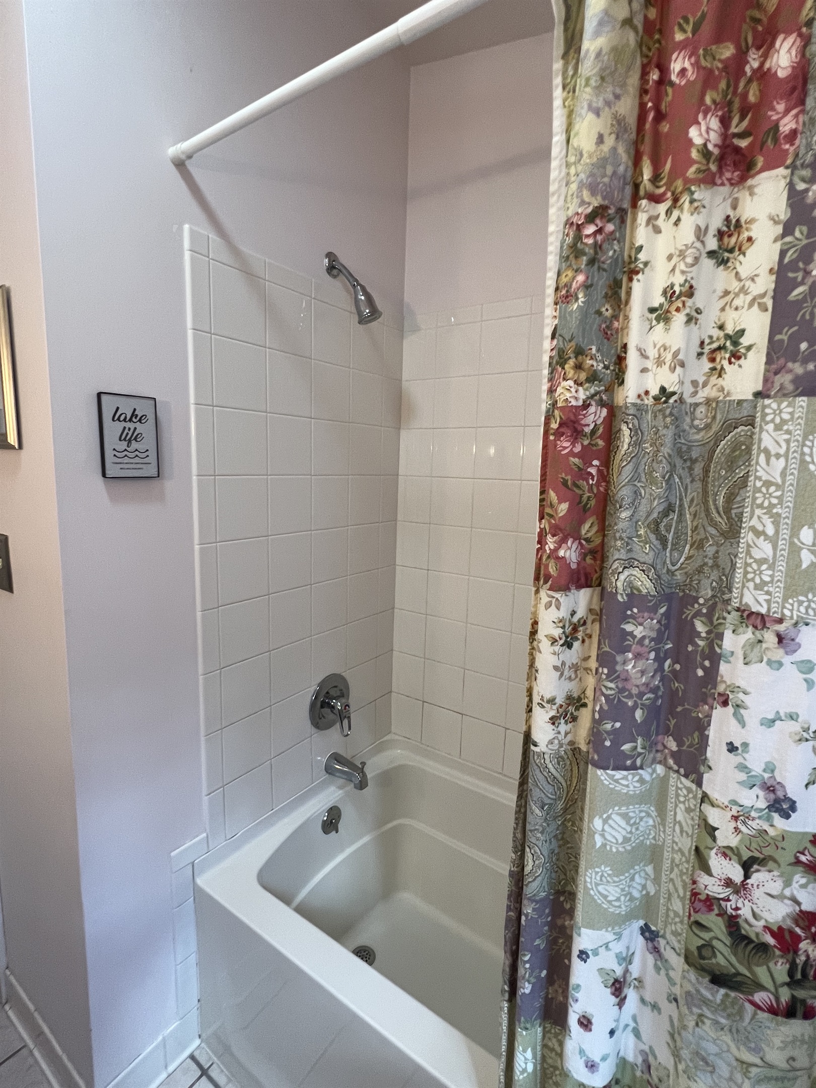 Hallway bathroom with full tub/shower