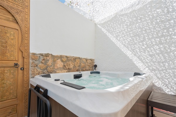 Dive into luxury at Casa Folimanka! Our Torremolinos Duplex features a private jacuzzi, inviting you to unwind in style. Your personal haven for relaxation and indulgence. #JacuzziRetreat