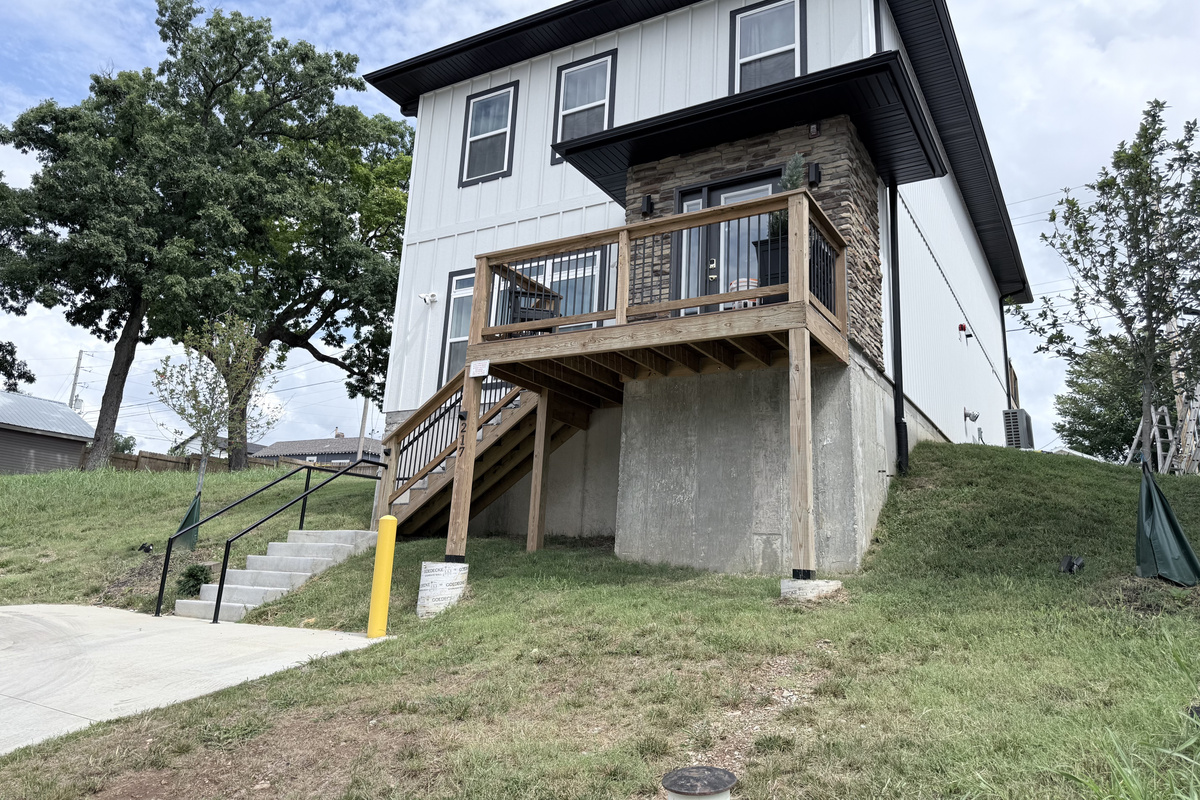 Front view of vacation home. Step free access in rear.