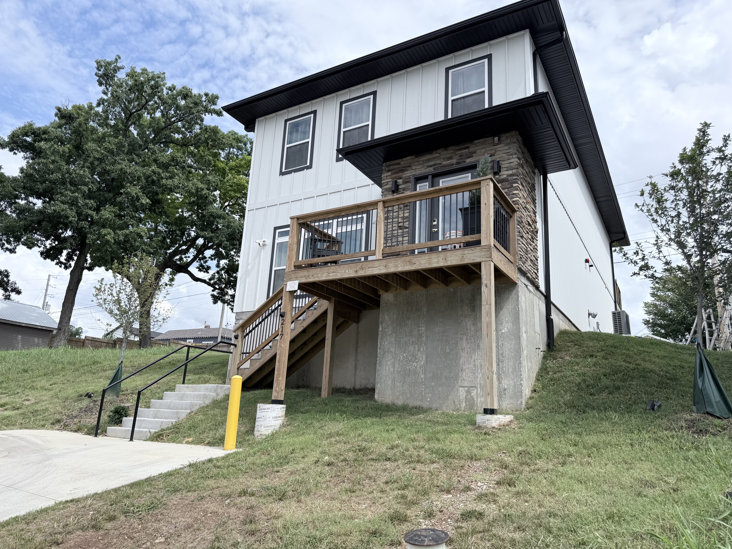 Front view of vacation home. Step free access in rear.