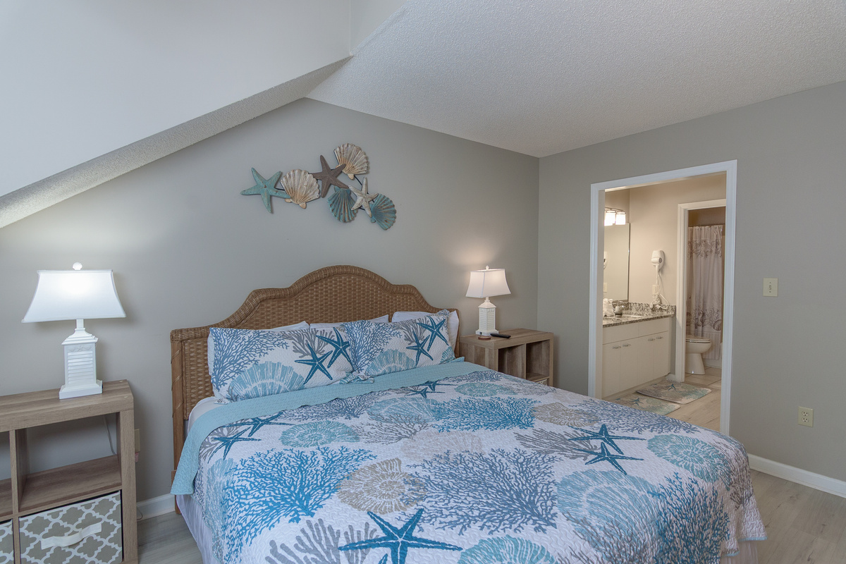 King and a twin bed in this spacious Main bedroom with ensuite