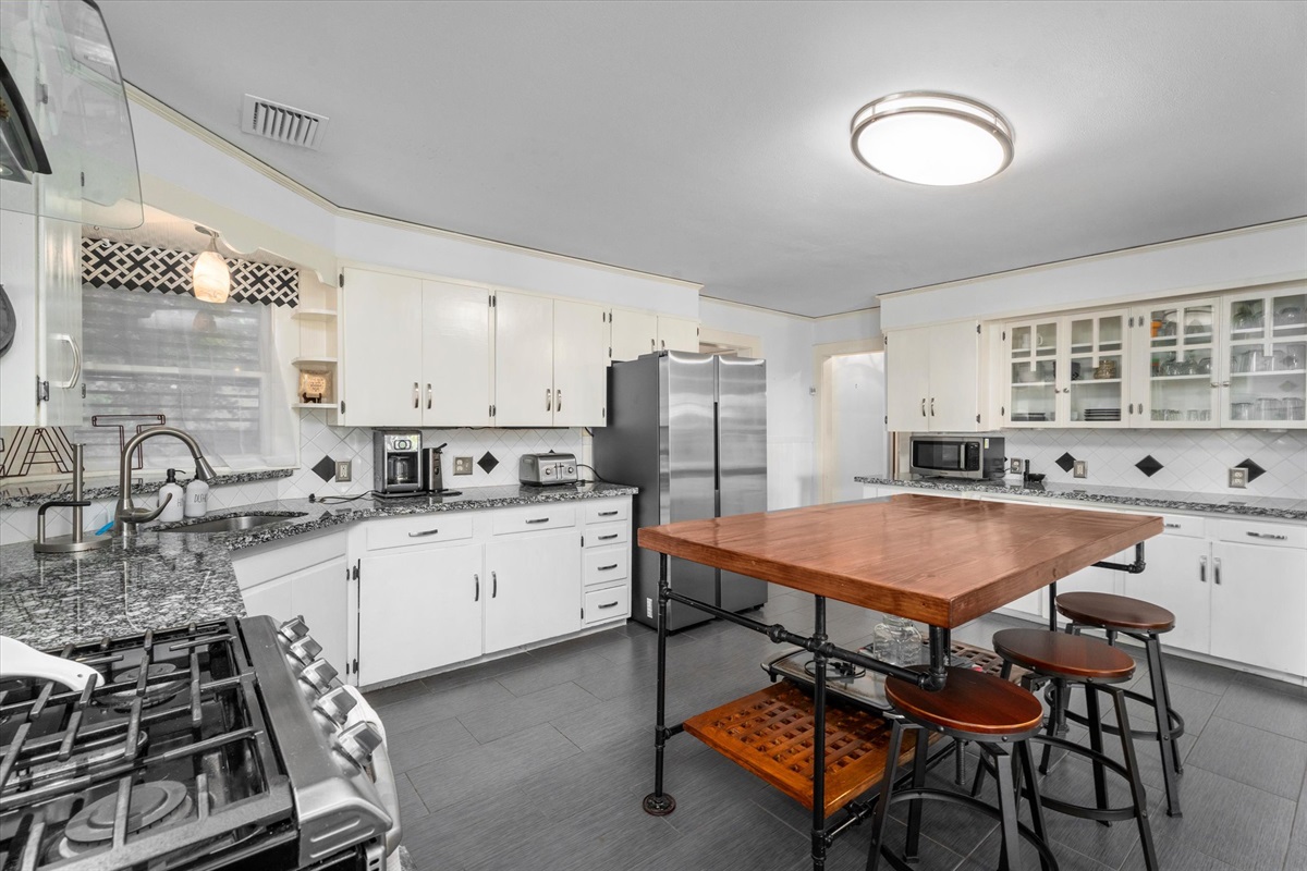 26cf49fd74904b3e9c1b9c47fdaac1ee Large | Beachhouse | Texas | TX | Vacation Homes | Galveston | Crystal Beach | Kokomo | Breezy Days | Beachfront Elegance | Sunrise Serenity | Southern Sands Property Management, LLC