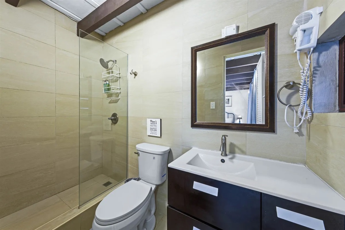 VILLA A FIRST BATHROOM