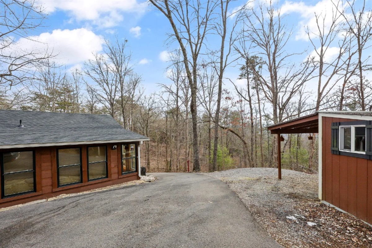 Roomy driveway for vehicles and trailers