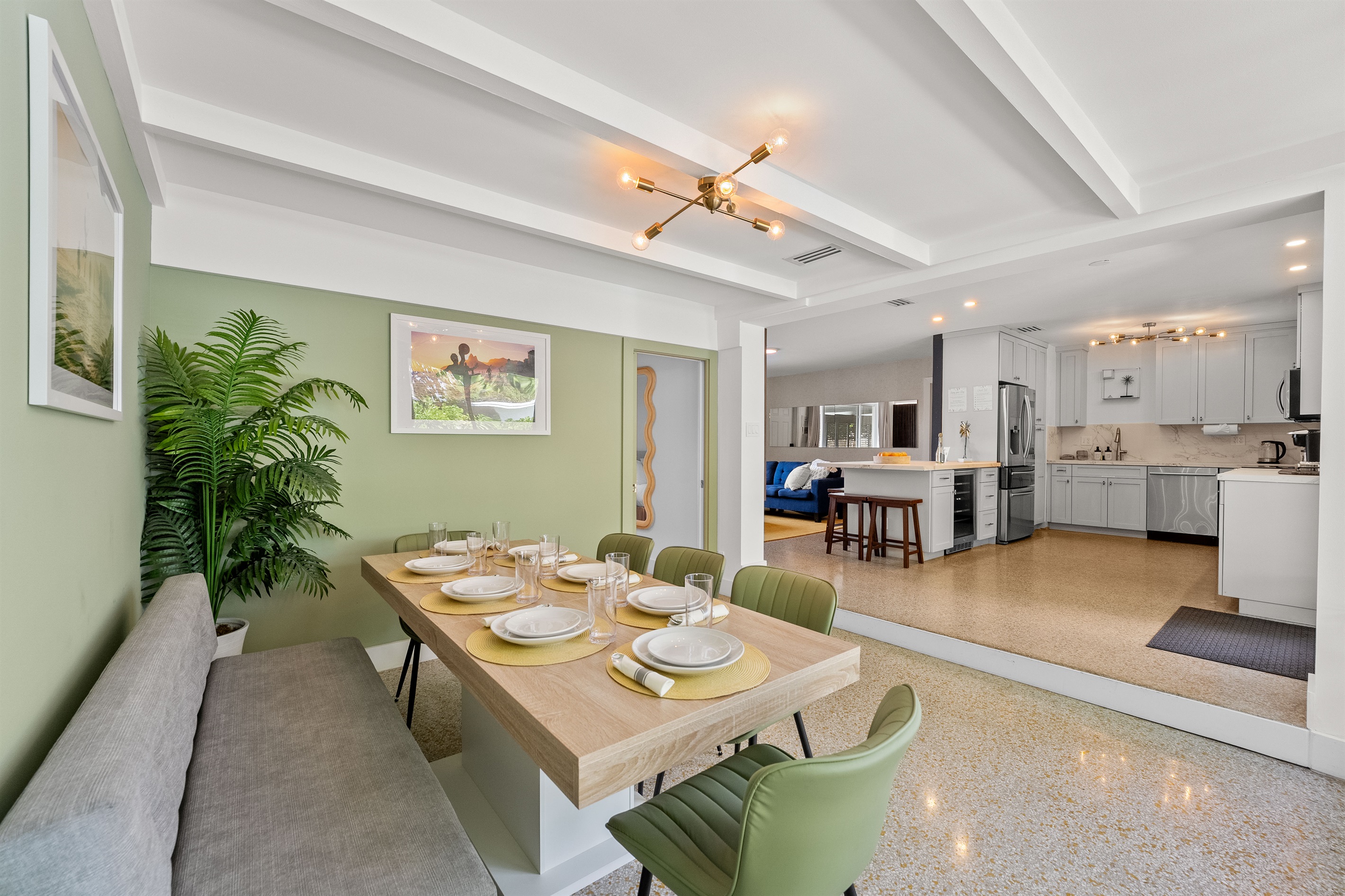 🍴 Gather 'round! Share laughs, meals, and memories at this stylish dining spot.