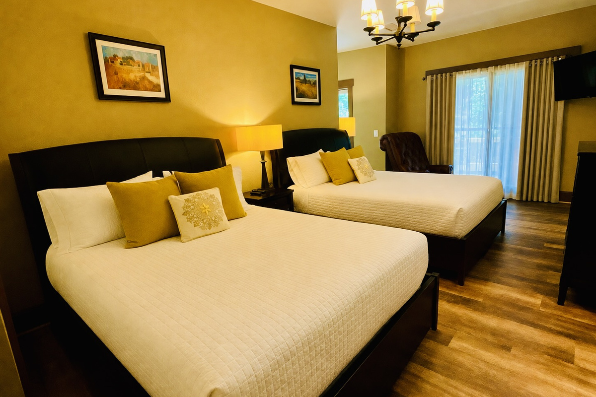 Lower Level Bedroom (2 Queen Beds) with Private Bath
