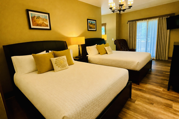 Lower Level Bedroom (2 Queen Beds) with Private Bath