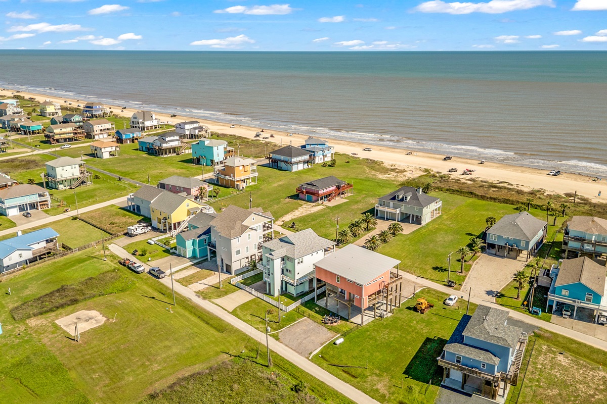 Costa Cristal Exterior: Perched to capture endless ocean vistas, the property offers breathtaking views of the beach. Feel the serenity of waves meeting the shore from the comfort of your terrace.