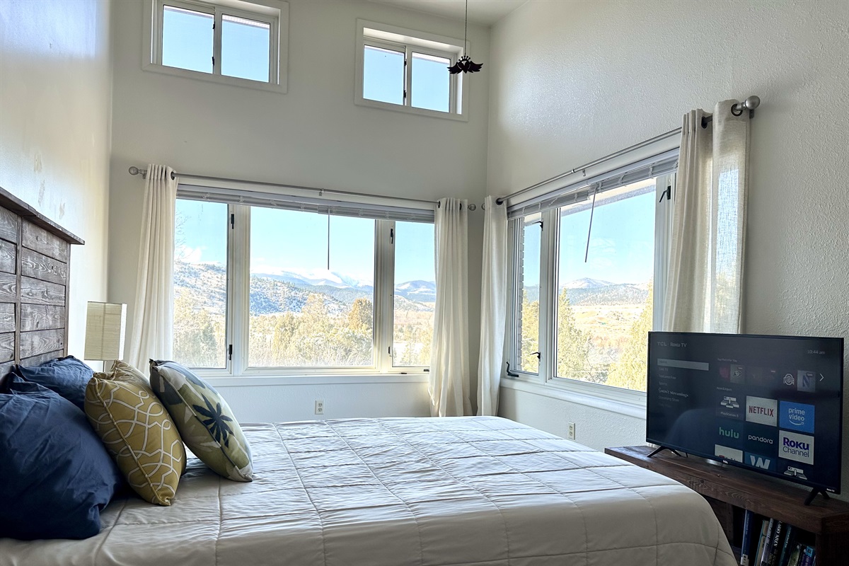 The queen bedroom at the end of the hall has magnificent northwest views! Watch TV in bed :)