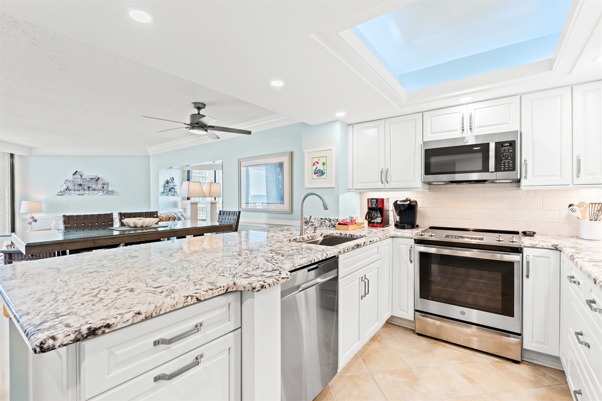 Full Kitchen w. Granite Tops