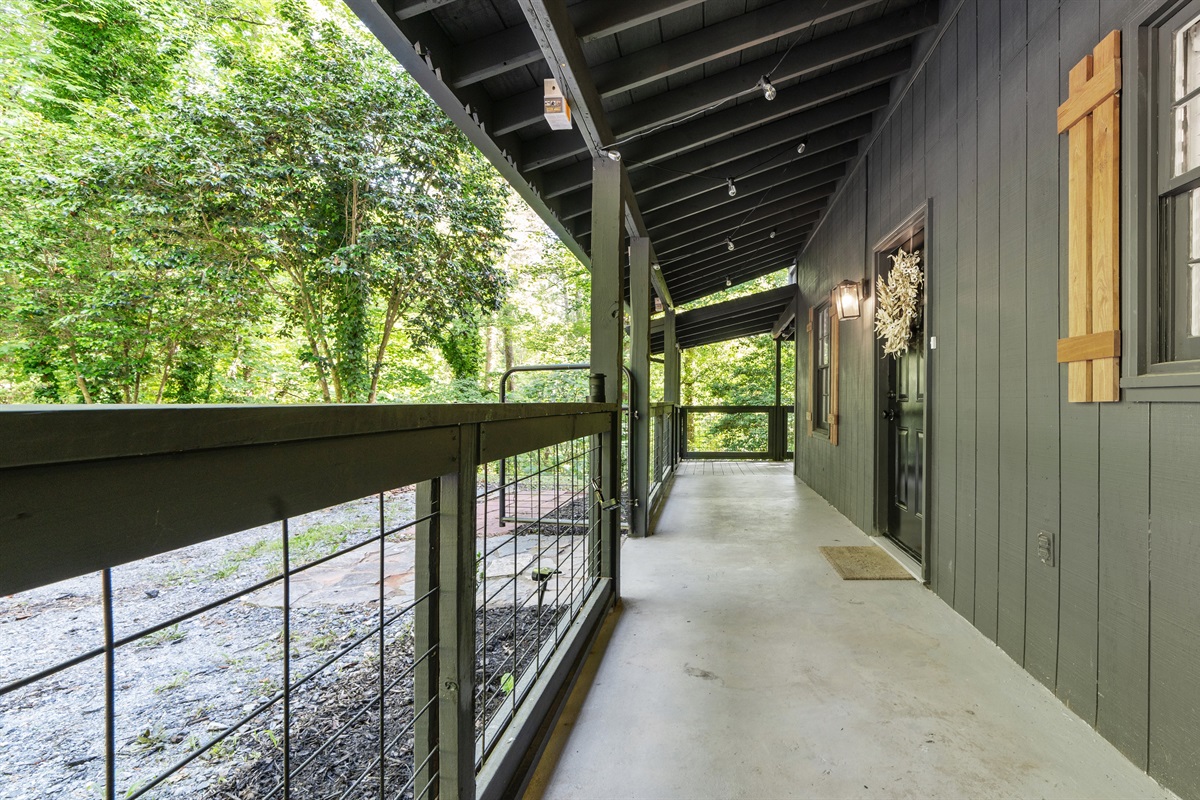 Front porch w/ gate to enclose your furry friends - Creekside Cottage 