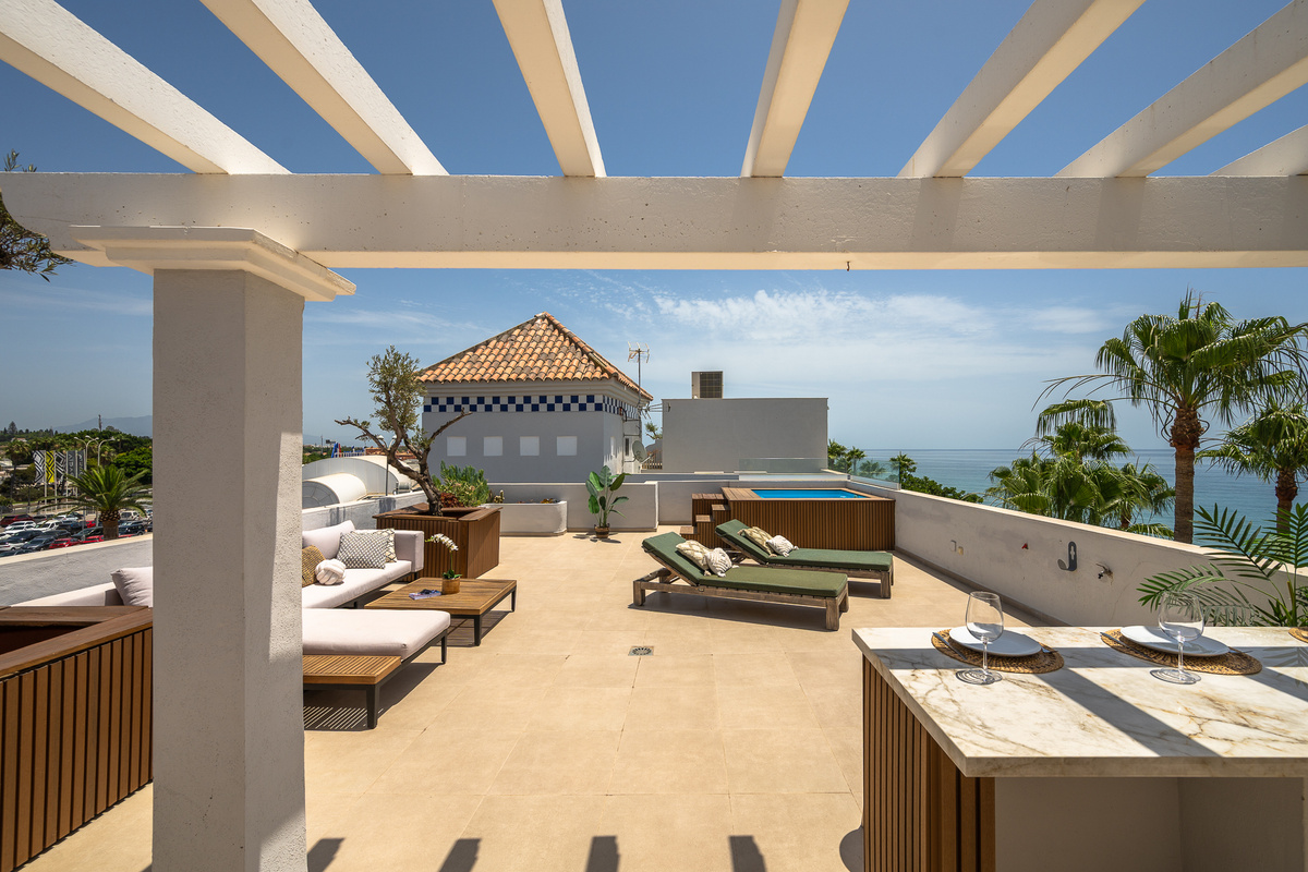 Rooftop terrace with a view & private plunge pool