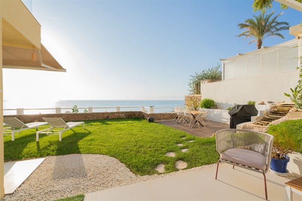 Awaken to paradise in Casa Folimanka's private garden. As the sun rises, the green grass comes alive, with a backdrop of sea views and the soothing sound of waves. Feel the warmth of the sun and the gentle sea breeze—a perfect start to your day.