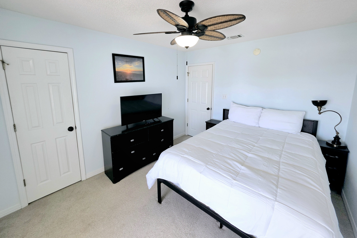 Hideaway side – Third bedroom: queen bed and TV
