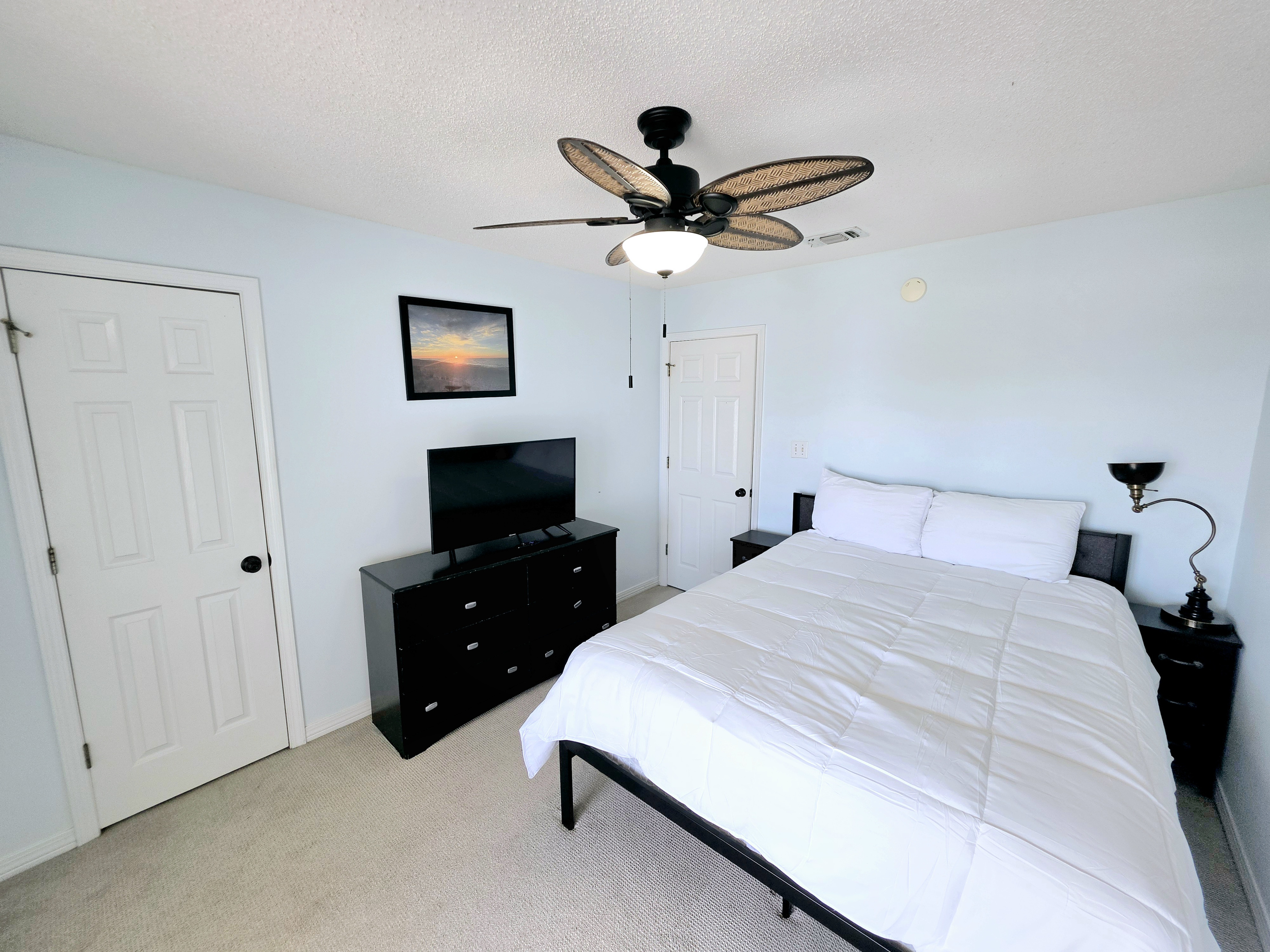 Hideaway side – Third bedroom: queen bed and TV