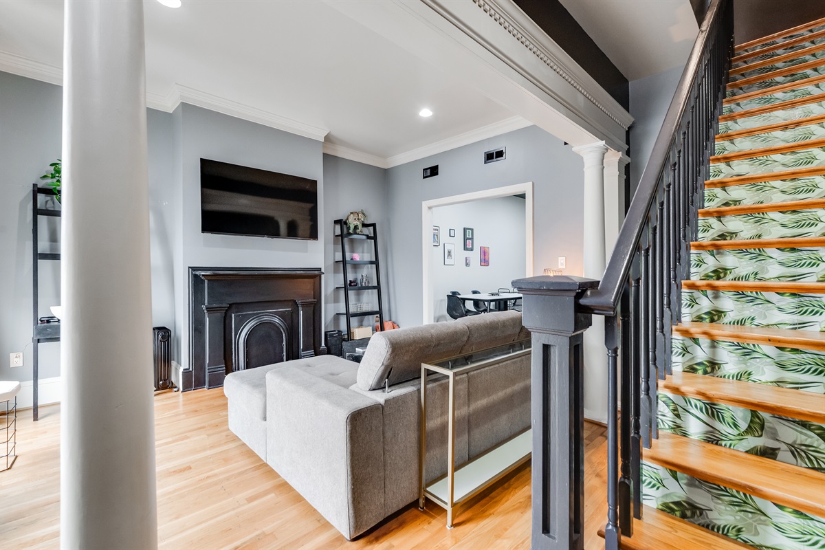 Living Room: Relax with style in a chic space featuring a cozy sofa and vibrant decor!