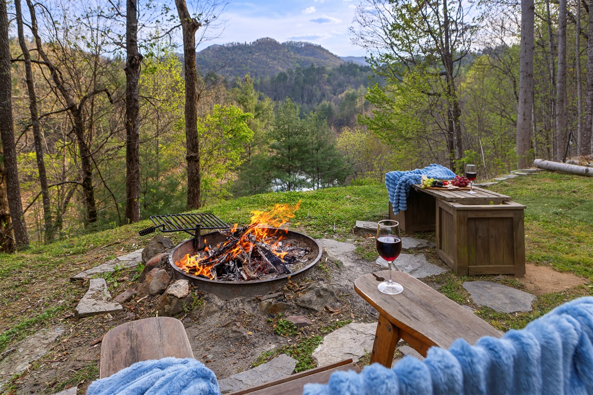 Outdoor Fire Pit Retreat: Roast marshmallows under starry skies with stunning mountain views!