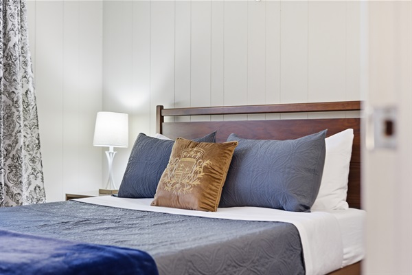 Bedroom 2 with queen size bed, Smart TV