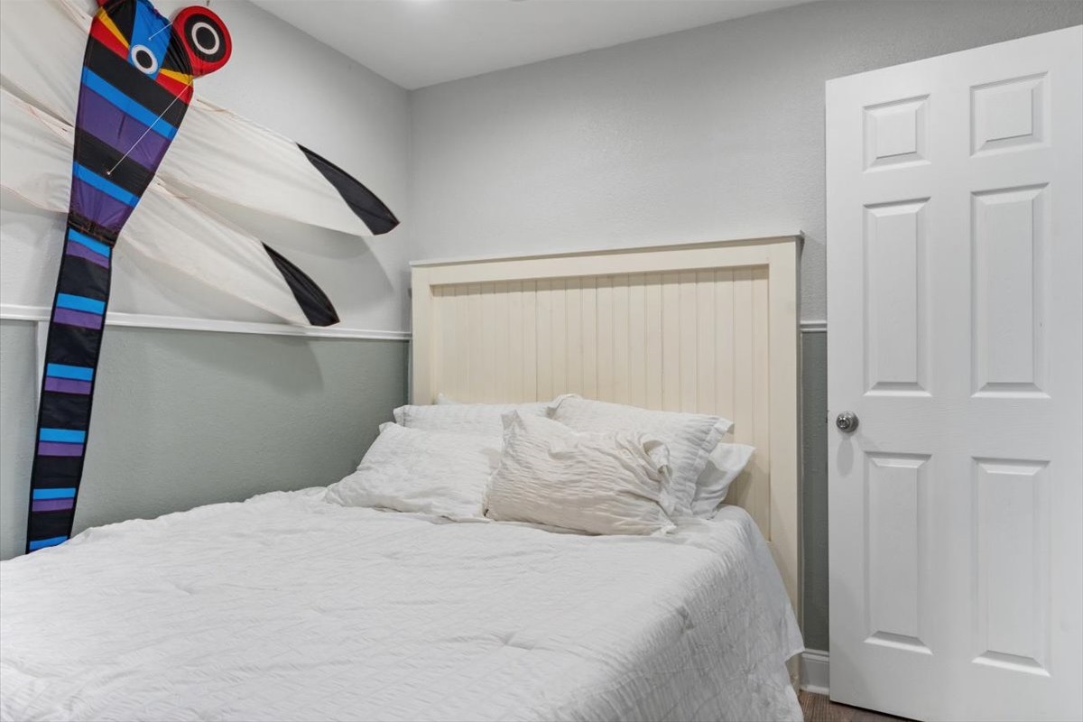 Guest Room 3 (Level 1): QUEEN bed, Smart TV, access to Updated Bathroom with Walk In Shower (Sleeps 2)