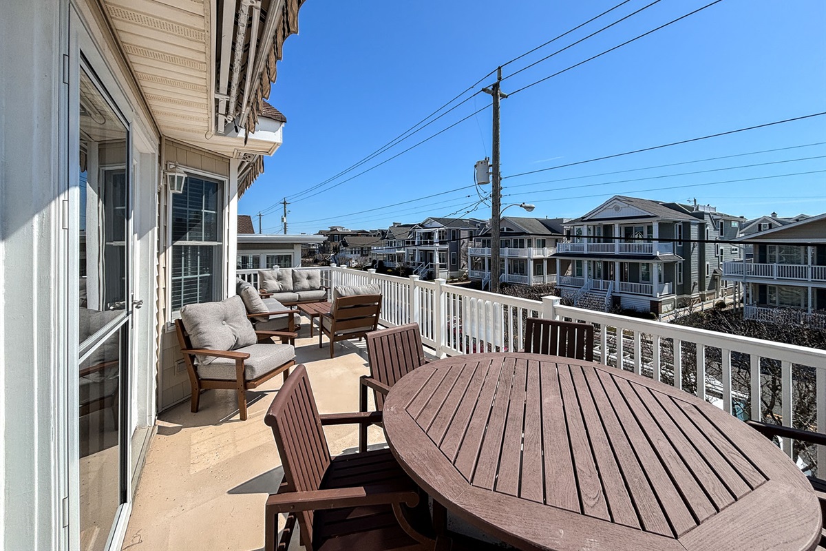 Outdoor dining and sitting area 