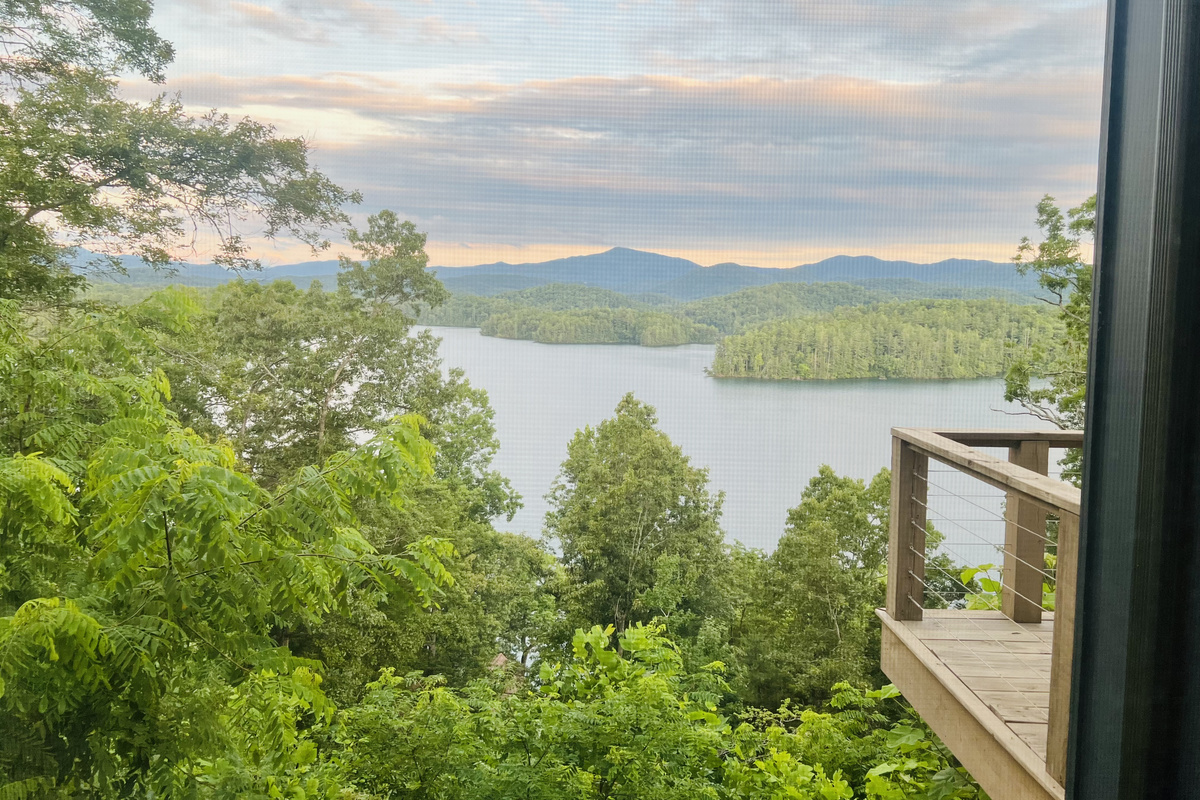 Every window frames a masterpiece. 🏞️ Hidden Point House overlooks one of North Carolina's most beautiful mountain lakes.