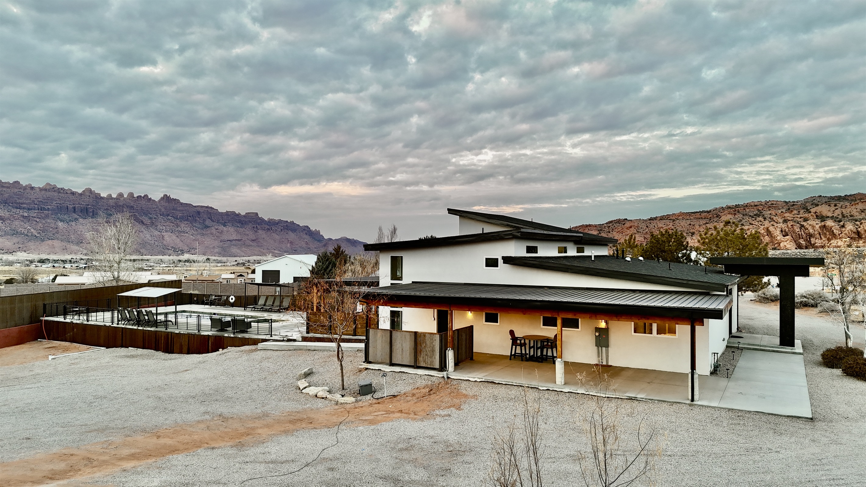 Large Parking Área with RV Hook ups 