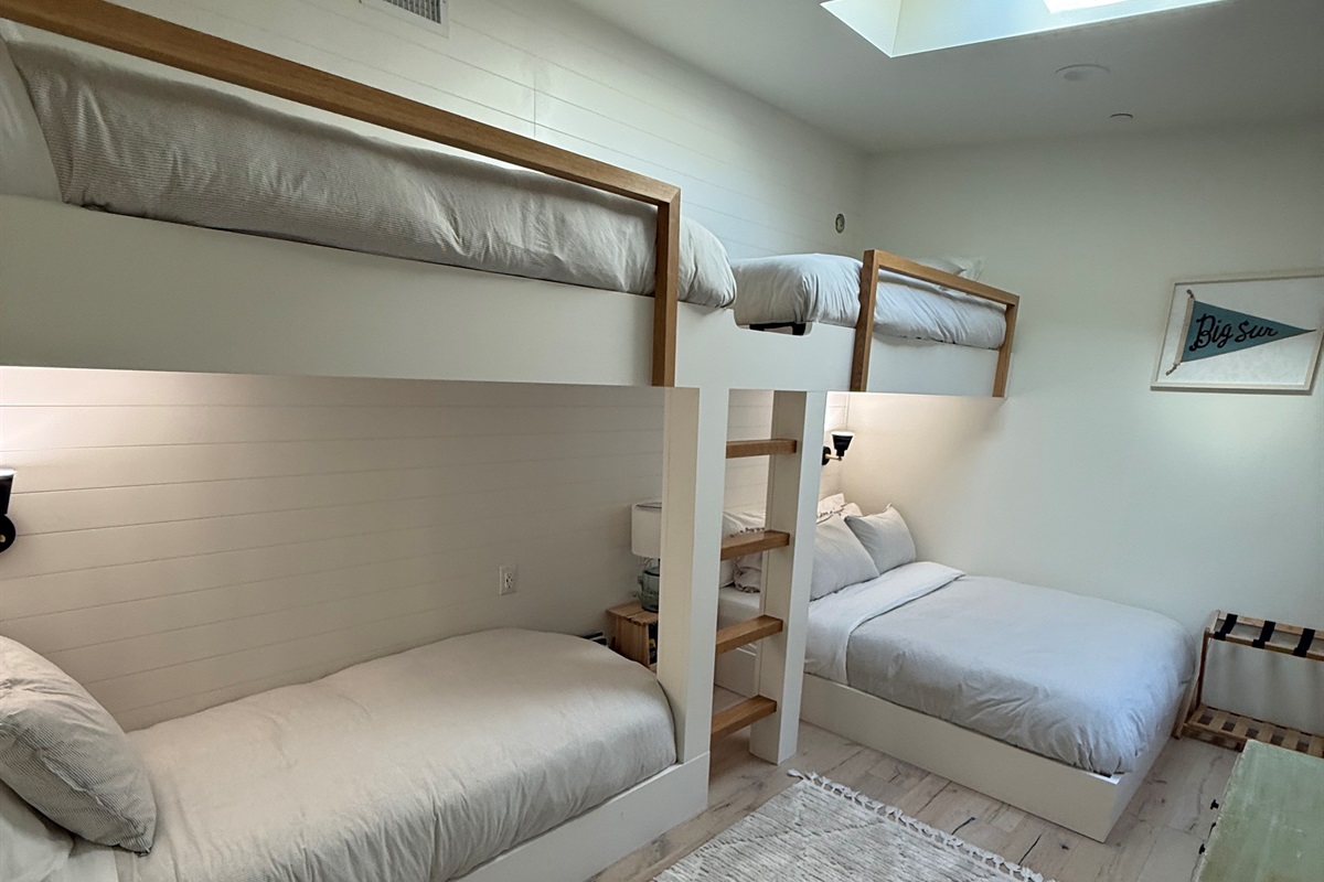 Bedroom 3 - 1 Queen Bed, 3 Twin Beds