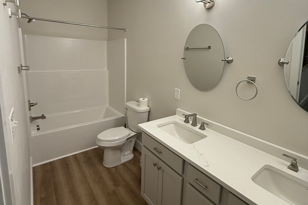 Downstairs bunk room ensuite