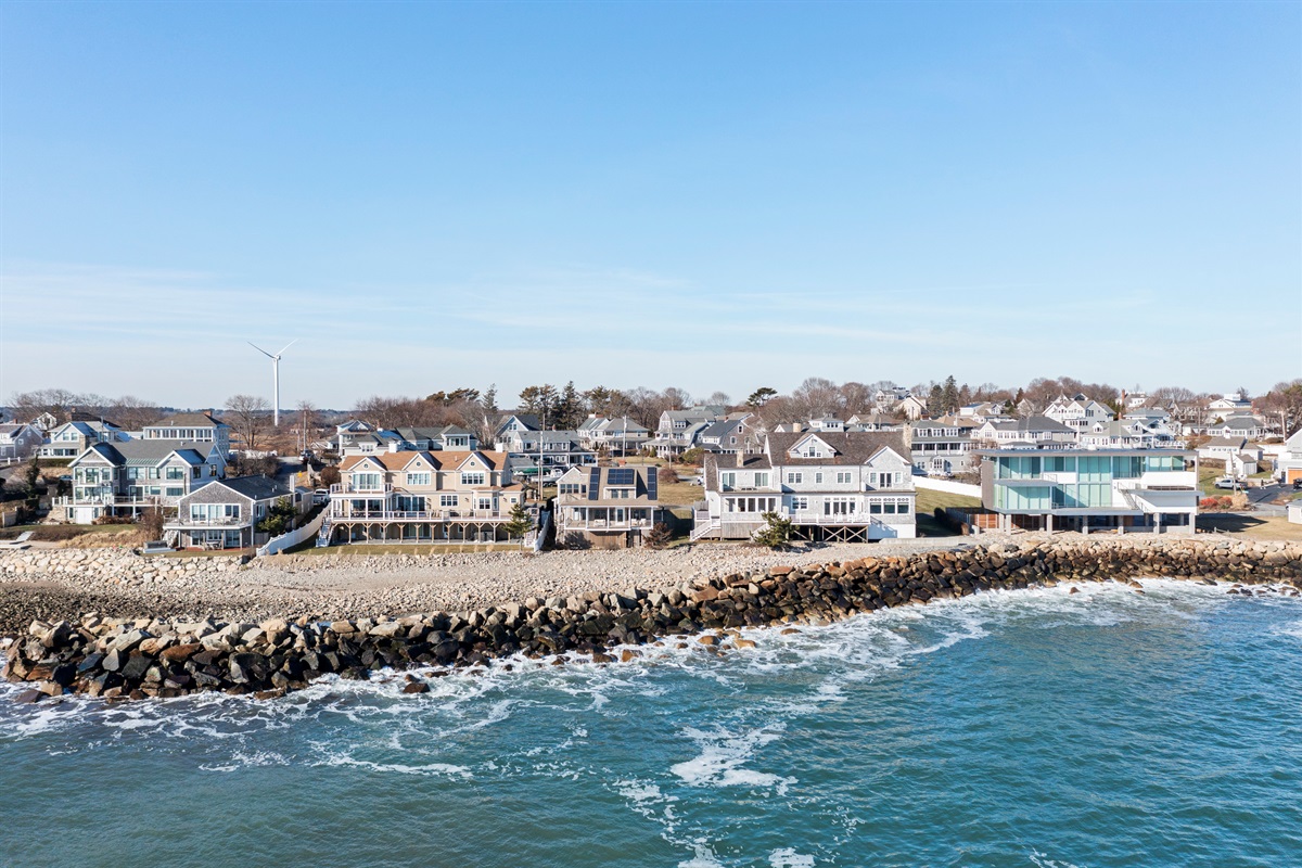 Wake up to sweeping ocean views in a prime beachfront location where comfort meets the calming sound of the waves. 🌊