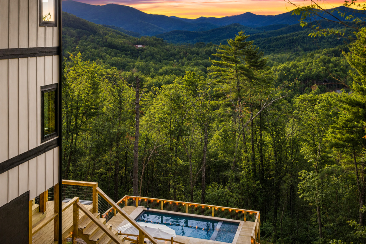 Endless views, endless water, endless calm. This is what &ldquo;infinity&rdquo; feels like in Blue Ridge!