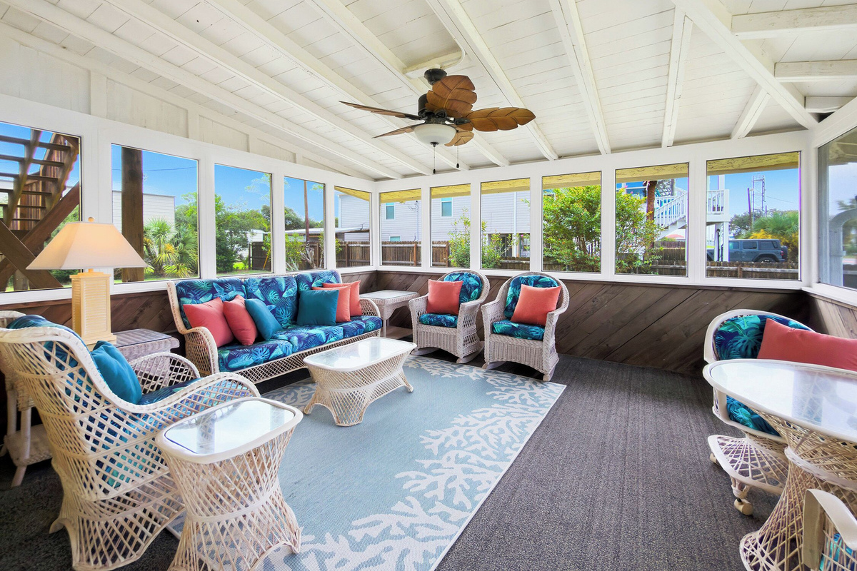 Screened in porch with plenty of seating