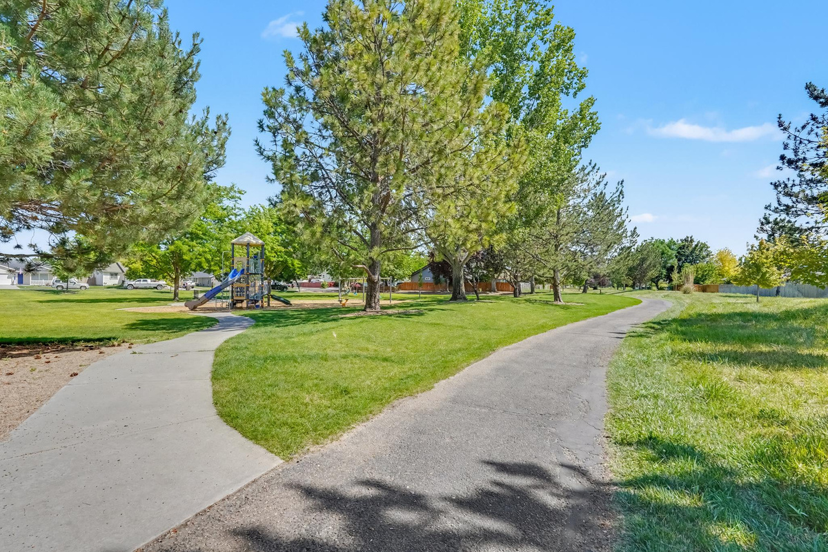 The neighborhood offers plenty of walking paths throughout the community, perfect for enjoying a relaxing stroll, morning walk, or spending time outdoors with family and friends.